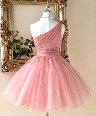 Vestido rosa de fiesta con flores