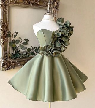 Vestido verde olivo con volantes