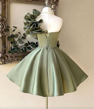 Vestido verde olivo con volantes