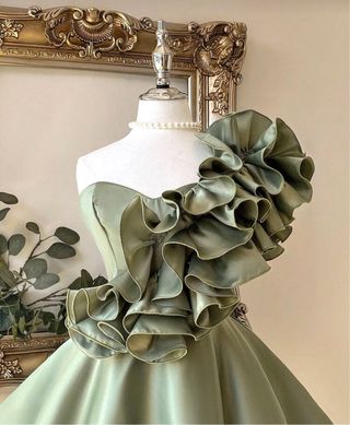 Vestido verde olivo con volantes