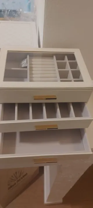 Portagioie grande beige con dettagli oro