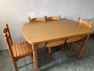 Mesa de cocina con 4 sillas de madera
