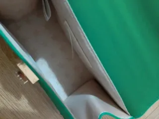 Borsetta verde con tracolla a catena