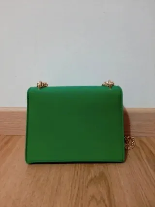 Borsetta verde con tracolla a catena