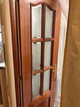Puerta madera con cristales