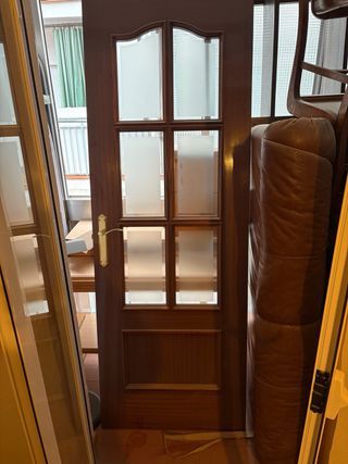 Puerta madera con cristales