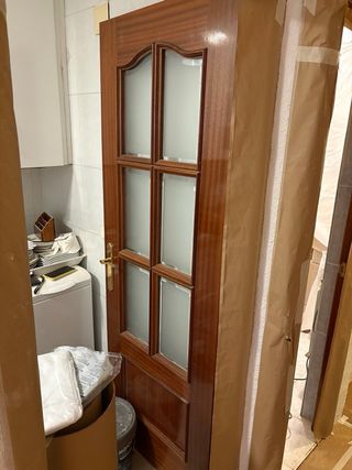 Puerta madera con cristales