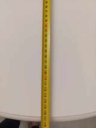 Mesa redonda plegable blanca.En Santander