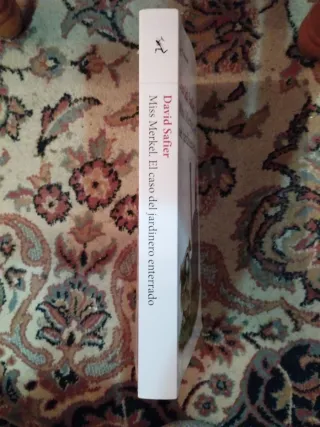 Miss Merkel. El caso del jardinero enterrado