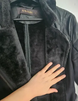 Gabardina efecto piel negra Talla XS