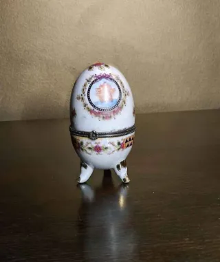 Uovo portasegreti in porcellana decorata