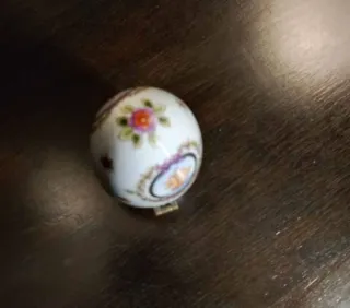 Uovo portasegreti in porcellana decorata