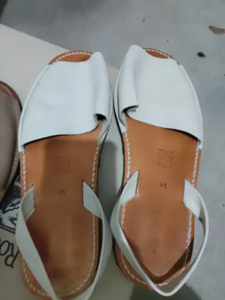 Sandalias de cuero beige y blancas talla 45 y 44