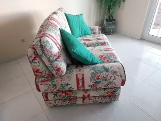 Sofá d 2 plazas con cojines verdes y 2 d 1 plaza.