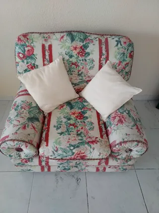 Sofá d 2 plazas con cojines verdes y 2 d 1 plaza.