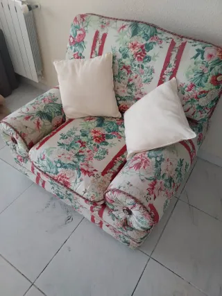 Sofá d 2 plazas con cojines verdes y 2 d 1 plaza.