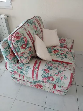 Sofá d 2 plazas con cojines verdes y 2 d 1 plaza.