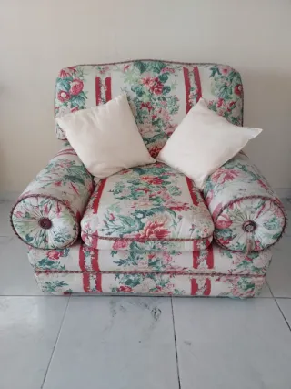 Sofá d 2 plazas con cojines verdes y 2 d 1 plaza.