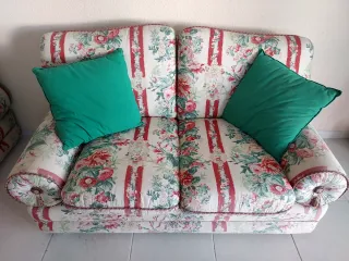 Sofá d 2 plazas con cojines verdes y 2 d 1 plaza.