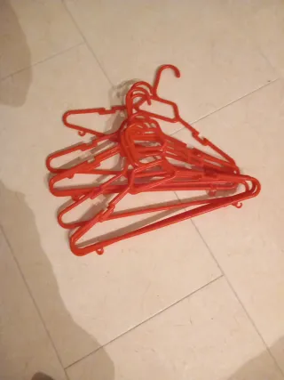 Lote de 10 perchas rojas de plástico