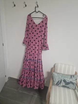 Traje de flamenca rosa lunares negros