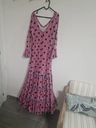 Traje de flamenca rosa lunares negros