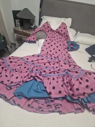 Traje de flamenca rosa lunares negros