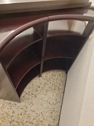 Barra de bar con taburetes