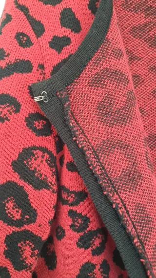 Chaqueta de leopardo roja y negra