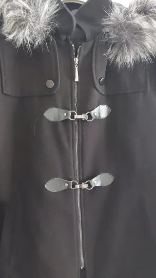 Abrigo negro con capucha de pelo