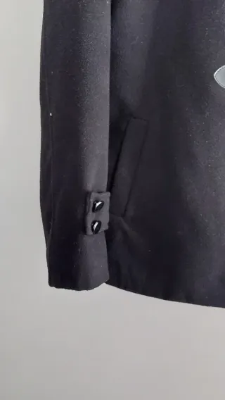 Abrigo negro con capucha de pelo