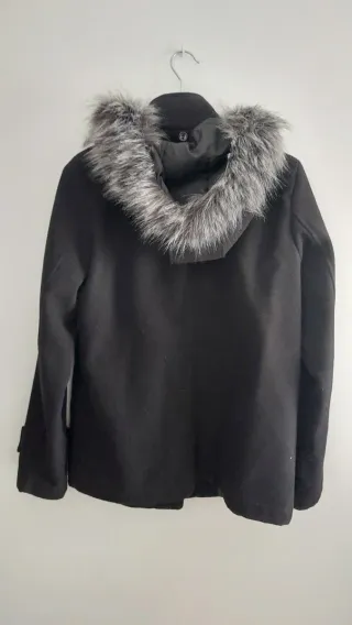 Abrigo negro con capucha de pelo