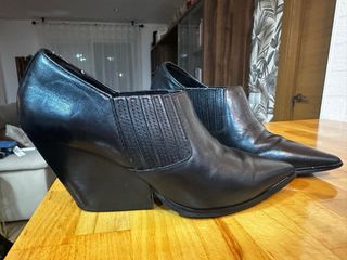 Botines de tacón cuña negros