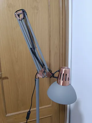 Lámpara de pie flexible gris y cobre