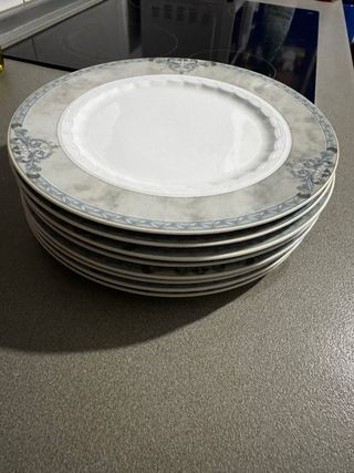 8 Platos de porcelana grises y blancos