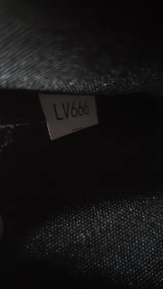 Bolso 100% Piel en color negro.