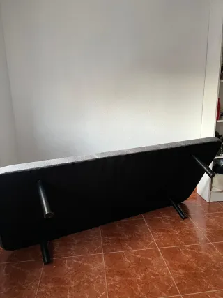 Base de cama tapizada gris