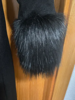 Abrigo Bliss Negro con Cuello y Puños de Pelo