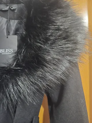 Abrigo Bliss Negro con Cuello y Puños de Pelo