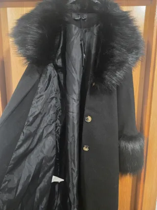 Abrigo Bliss Negro con Cuello y Puños de Pelo
