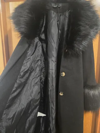 Abrigo Bliss Negro con Cuello y Puños de Pelo