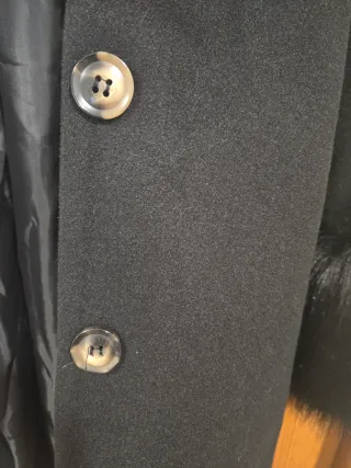 Abrigo Bliss Negro con Cuello y Puños de Pelo