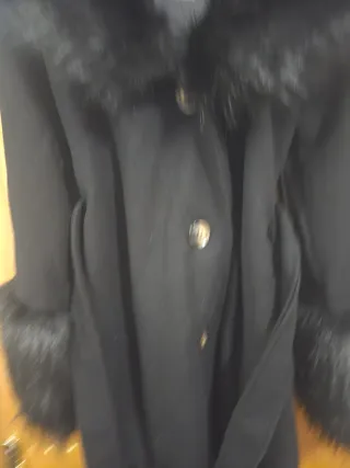 Abrigo Bliss Negro con Cuello y Puños de Pelo