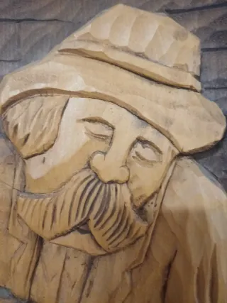 Intarsio uomo seduto con martello