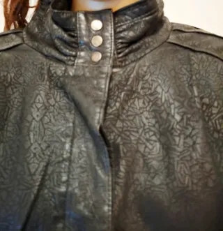 Cazadora negra efecto piel