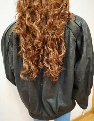 Cazadora negra efecto piel