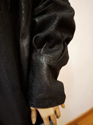 Cazadora negra efecto piel