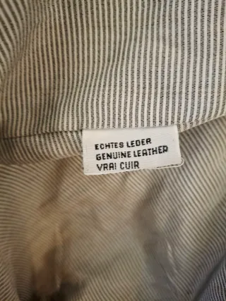 Cazadora negra efecto piel