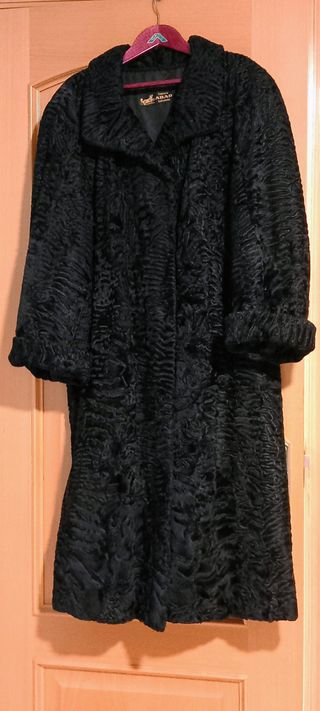 Abrigo de piel de astracán negro