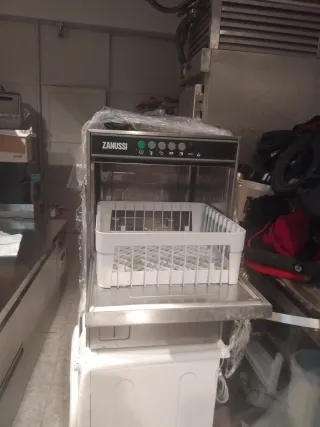 Lavavasos industrial Zanussi con bomba desagüe